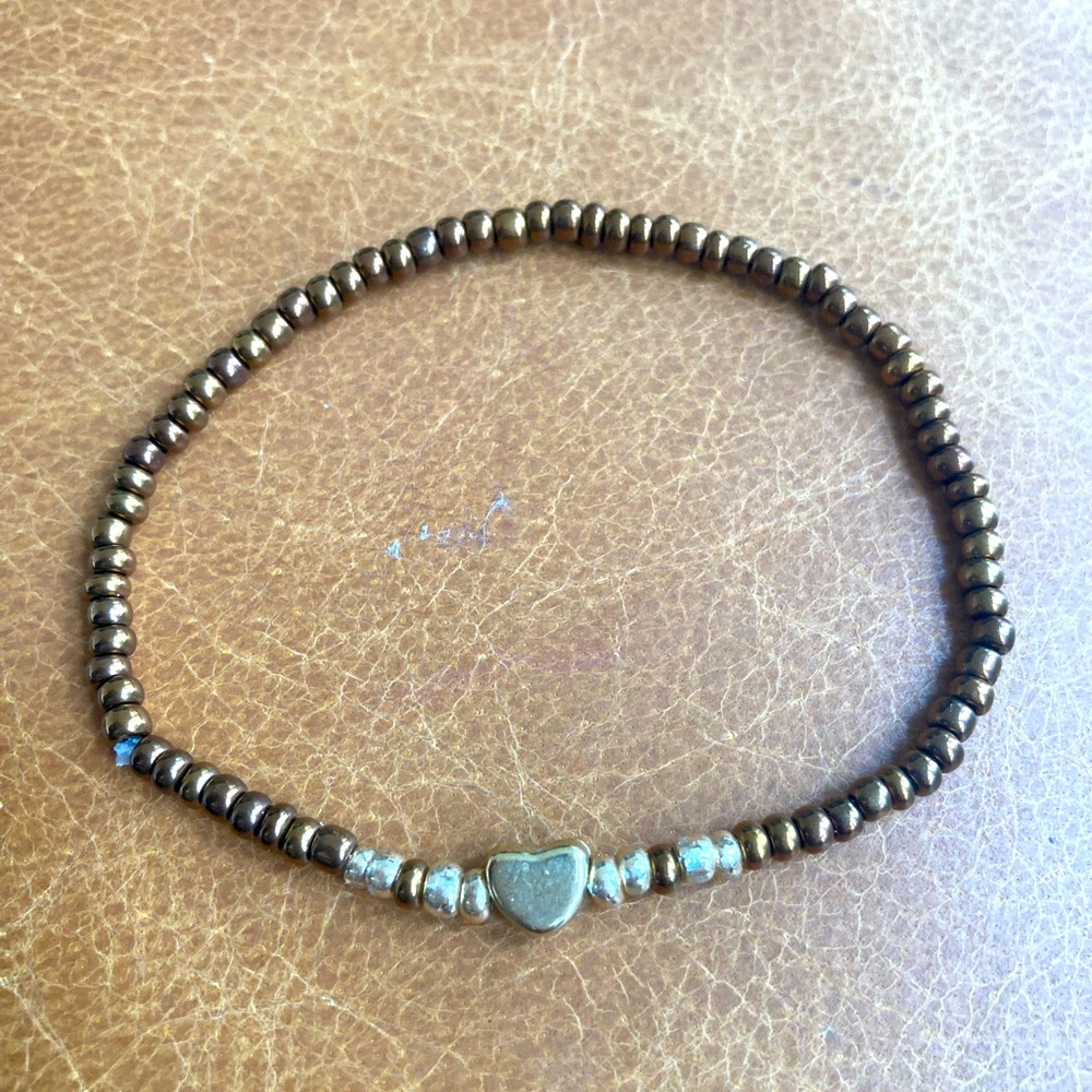 E preppy bracelet. Bronze and gold tone heart. Stretches. Great gift. New.